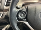 ステアリングにオーディオ操作スイッチが付いています。オーディオ画面に直接タッチしなくても操作が出来ますので、運転に集中できます。