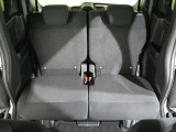 後部座席もゆったり座れます。