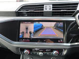 4台の広角サラウンドビューカメラが、車両の全周囲360度を瞬時に捉え、様々な角度からの映像を映し出し、駐車時の操作がより簡単になります。ギアをリバースに入れるか、センターコンソールのボタンで起動します。