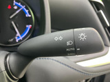 操作しやすいウインカーレバーは、安全な車線変更をサポートします。オート機能も搭載されており、便利です。スムーズな運転を支援します。