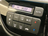 フルオートエアコンが装備されています!お好みの温度設定をするだけでエアコンの風量やモードの切り替えを自動でコントロールしてくれます!ユーザーの操作が少なく燃費走行にもつながります!