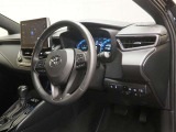 運転席の様子です。見通しの良いすっきりとした内装で、運転しやすい空間となっております。