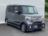 狭い駐車場でも、スライドドアならチャイルドシートへのお子さまの乗降や荷物の積載もスムーズ。とても便利な【両側電動スライドドア】ドアハンドを少し引くだけでリアドアが自動開閉します。