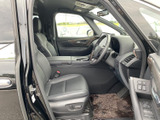 開放感のある室内空間が広がります。ドライバー視点からの視界は良好で、運転に集中できます。