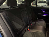 メルセデスのシートは少し硬めになっております。長時間の運転の際、適度な反発があることでお尻や腰の負担を減らす効果が御座います。