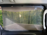 【ロールシェード】日差しや車外からの光が眩しいときにサッと引き出して使える、ロール格納タイプのサンシェードを装備。後席に乗ったお子様がウトウトしだした時など、ぜひご活用ください♪