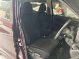 運転席まわりです。運転席からの視界が左右に広く隅々まではっきりと見渡せます!クルマの前端も把握しやすく安心して運転できます!