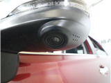 助手席側で見えにくい左前方の映像を、車内のマルチファンクションディスプレイに映し出します。前方への駐車や左寄せ、狭い道でのすれ違いなど、さまざまなシーンで安心して運転できる便利な機能です。