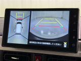 パノラミックビューモニターを装備。駐車場や交差点でクルマを真上から見るように周囲を確認できます。機能の詳細は販売店スタッフまでおたずねください。