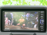 停車中には、お気に入りの番組や映像を楽しめます。長距離移動の待ち時間も、エンターテイメントで快適に過ごせます。リラックスした時間を過ごせる空間をご提供します。
