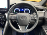 インテリアに合わせたデザインのステアリングは、運転される方のことも考え、運転しやすい形状、大きさです。是非一度、実際に触ってお確かめください。
