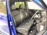 乗降がしやすい運転席。高さが調節できて小柄な方でも運転しやすいポジションをとることができます。
