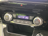 【オートエアコン】一度お好みの温度に設定すれば、車内の温度を検知し風量や温度を自動で調整。暑い&hellip;寒い&hellip;と何度もスイッチ操作をする必要はありません。快適な車内空間には必須の機能ですね♪