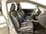 広い足元にゆったり座れるシートには肘掛けも装備しており長距離の運転でも疲れにくくなってます。女性でも運転がしやすいように、シートの高さ調整機能(シートリフター)がついています。