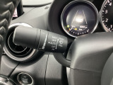 レバーをAUTOの位置にしているとき、レインセンサーが雨を感知すると、雨量に応じてワイパーが自動で作動してくれるオートワイパーを装備!設定変更で非作動にすると、間欠作動に固定されます。