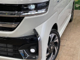 【LEDヘッドライト】悪天候や夜間走行時も良好な視界を確保し安心して運転できる高輝度LEDヘッドライトを装備!点灯速度が早く、消費電力も抑えられています。
