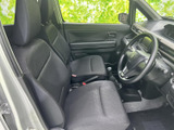 運転席まわりは、シンプルで機能的なデザイン。操作性に優れ、ドライバーをサポートします。快適なドライビング空間です。