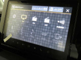 メーカー純正【全方位モニター付メモリーナビゲーション】を搭載しています。フルセグTV、AM/FM、スマートフォン連携、Bluetooth等の機能を備えています。
