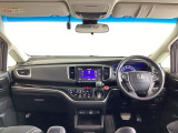 運転席は、大きな座面と包み込むような背もたれがドライバーの身体全体をしっかり支えます。上質なシート素材と座り心地のよいクッションを採用し、長時間の運転やコーナーの多い道も快適です