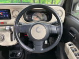 インテリアに合わせたデザインのステアリングは、運転される方のことも考え、運転しやすい形状、大きさです。是非一度、実際に触ってお確かめください。
