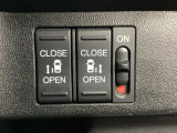 リアドアは乗り降りに便利な両側電動スライドドアです。また運転席に座っていながらスイッチ操作で自在にスライドドアを開け閉めできます。