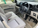 運転席は足元広々です。リラックスして運転できますね。