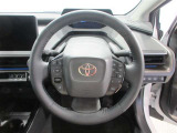 ステアリングから手を離さず、運転に集中したままオーディオ等の操作や安全装置の設定などが行えます。