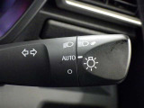 【オートライト】車外の明るさに応じて、自動的にライトの点灯・消灯をしてくれます。