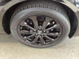 マツダ純正アルミホイール。タイヤサイズは215/50R18です