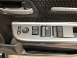 電動格納式リモコンドアミラーと、パワーウィンドウスイッチ等は運転席ドアにあります。
