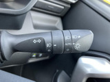 操作しやすい位置に配置されたウインカーレバー。確実な操作感で、安全な車線変更をサポートします。日常の運転をより快適にします。
