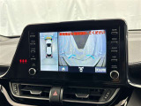 パノラミックビューモニターを装備。駐車場や交差点でクルマを真上から見るように周囲を確認できます。機能の詳細は販売店スタッフまでおたずねください。