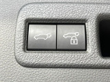 【パワーバックドア】スマートキーや運転席のボタンを押すだけでリアゲートが自動で開閉します!荷物を持っている時や、高い位置にあるバックドアを閉める際に便利な機能です♪
