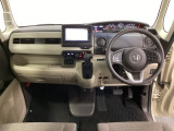 車内は光触媒抗菌消臭施工済です。スタイリッシュなデザインで暖かみのあるインパネ周りを演出します。グローブボックスやカップホルダーのほかにトレーなどたくさんの収納スペースが装備されています。