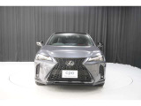 エクステリアは、一目でLEXUSとわかるスピンドルグリルを起点に、人が乗るキャビンの前後を大胆に絞り込んだ菱形のボディと力強く張り出したホイールフレアを融合させ、タイヤの存在を強調しています。