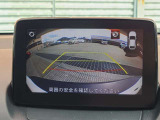 後退時に便利なバックカメラに加え、後方画像の映像を表示するバックビューモニターも装備しています。見えない箇所を減らすことで、狭い駐車場での接触リスクを軽減する効果が期待できます。
