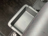 シートアンダーボックスです、靴とかを収納するに便利です。