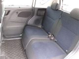 後席の足元も広々としています。しっかり開くスライドドアで、荷物の乗せ降ろしや乗り降りもラクに行えますよ!