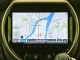 高精細な画面で、運転に必要な情報をわかりやすく表示。快適なドライブをサポートする機能が満載です。日常の移動からレジャーまで、様々なシーンで活躍します。