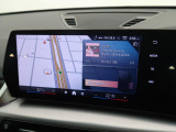 【純正ナビゲーション】BMWのナビゲーションは操作性も良く、詳細な地図情報と交通状況を見やすく表示し、快適なドライビングをサポートしながら目的地までナビゲートします。