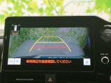後方視覚をサポートするモニター画面。駐車時の安全性を高め、狭い場所でも安心して操作できます。運転初心者の方にもおすすめです。