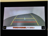 リヤビューカメラ装着済み!純正ならではのスッキリとした装着感です!R(リバース)に連動して後方視界をナビ画面に映し出します!