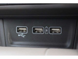 運転席からも助手席からも使いやすい位置に急速充電対応タイプのUSBジャックを設けました。ドライブの時間をスマートフォン等の充電時間に充てられます。