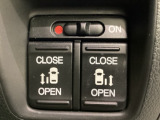 リアドアは乗り降りに便利な両側電動スライドドアです。また運転席に座っていながらスイッチ操作で自在にスライドドアを開け閉めできます。