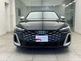 シングルフレームグリルはAudiの象徴的なデザイン要素であり、一目でAudiとわかるスタイル、大きくて迫力のある形状が車のスポーティな印象を強調しており、魅力的なデザインとなっています。