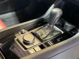 【オートブレーキホールド】停車中にブレーキペダルから足を放しても、ブレーキを自動的に制御して、車両の停車状態を保持する機能です。信号待ちなどの停車時に運転者の負担を軽減します。