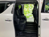 2列目シートもゆったりとした居住空間を確保。長時間の移動でもリラックスできます。家族や友人と快適なドライブを楽しみましょう。