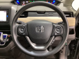 ハンドルにHondaセンシング系のクルーズコントロールやレーンキープアシストなどのスイッチと、オーディオの操作スイッチが装備されています。ハンドルから手を離さず安全に操作できます。