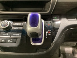ハイブリッド専用セレクトレバーです。シフトチェンジを電子信号で送信するセレクトレバーを採用していますので、軽快でスマートな操作を楽しめます。