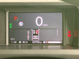 視認性の高いメーターで、運転に必要な情報を的確に把握できます。走行距離や温度表示もひと目で確認でき、安心のドライブをサポートします。